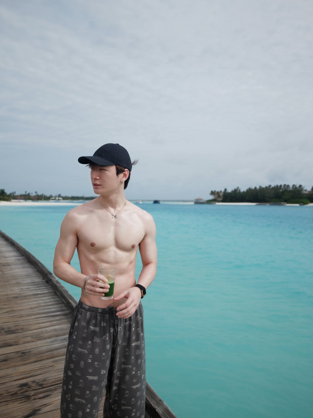 คริส - พีรวัส แสงโพธิรัตน์