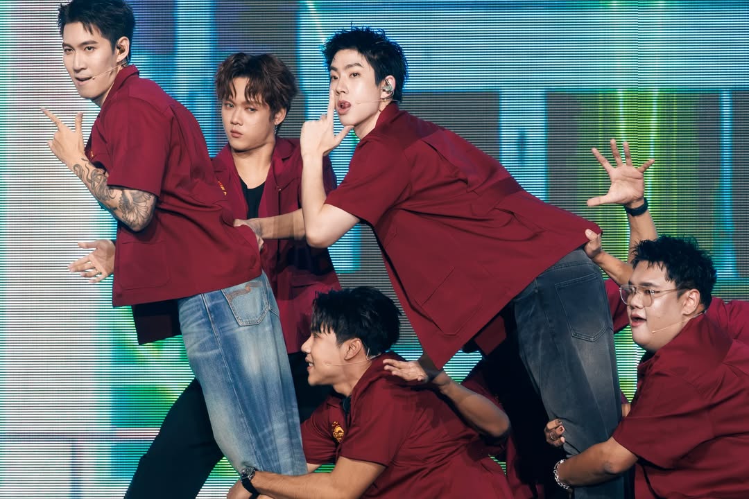 คริส - พีรวัส แสงโพธิรัตน์