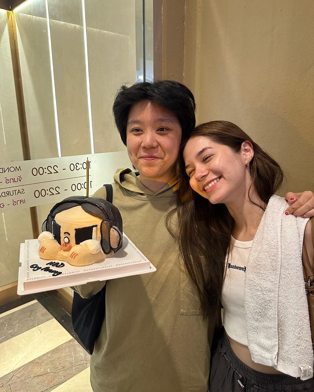 วี - วิโอเลต วอเทียร์