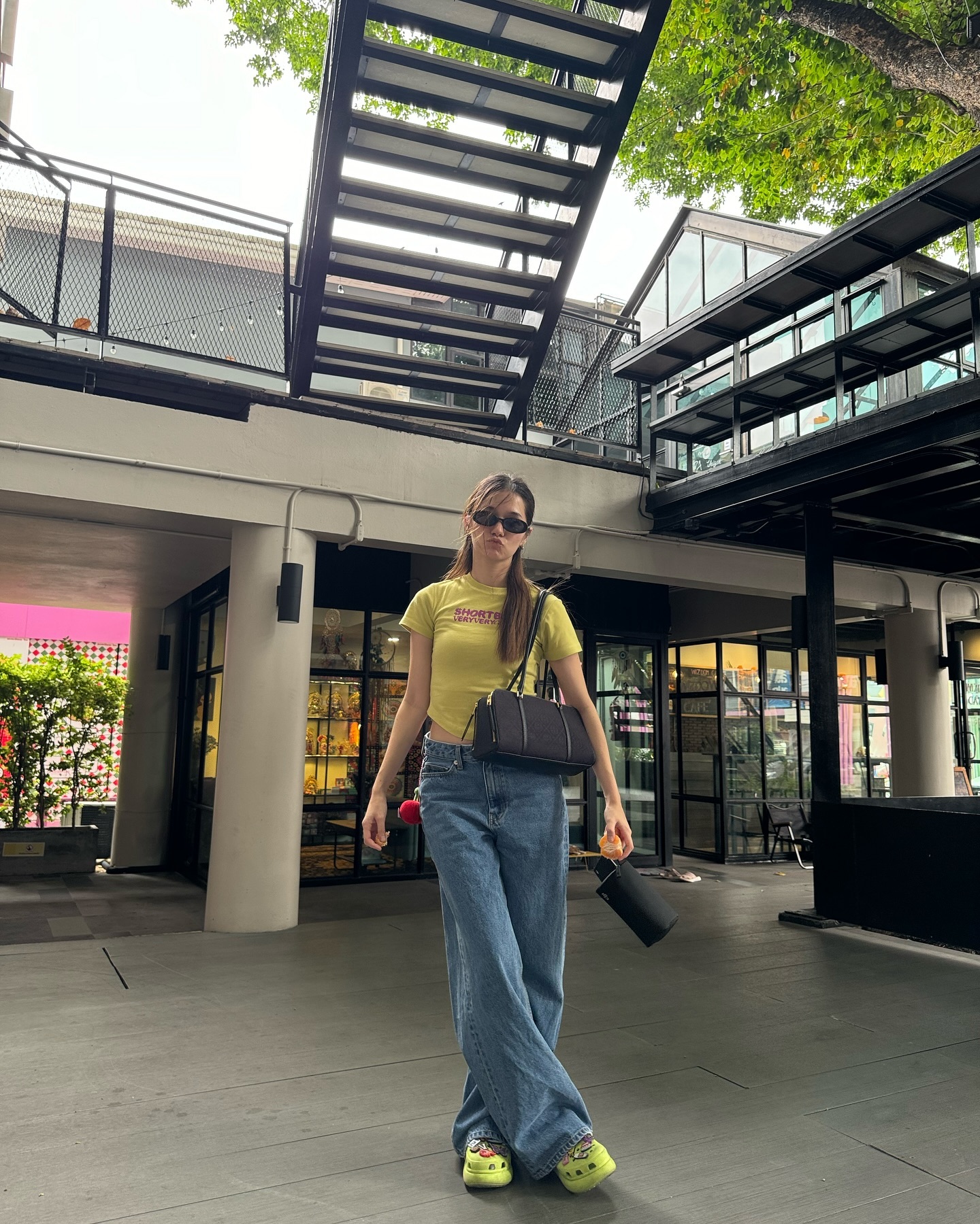วี - วิโอเลต วอเทียร์