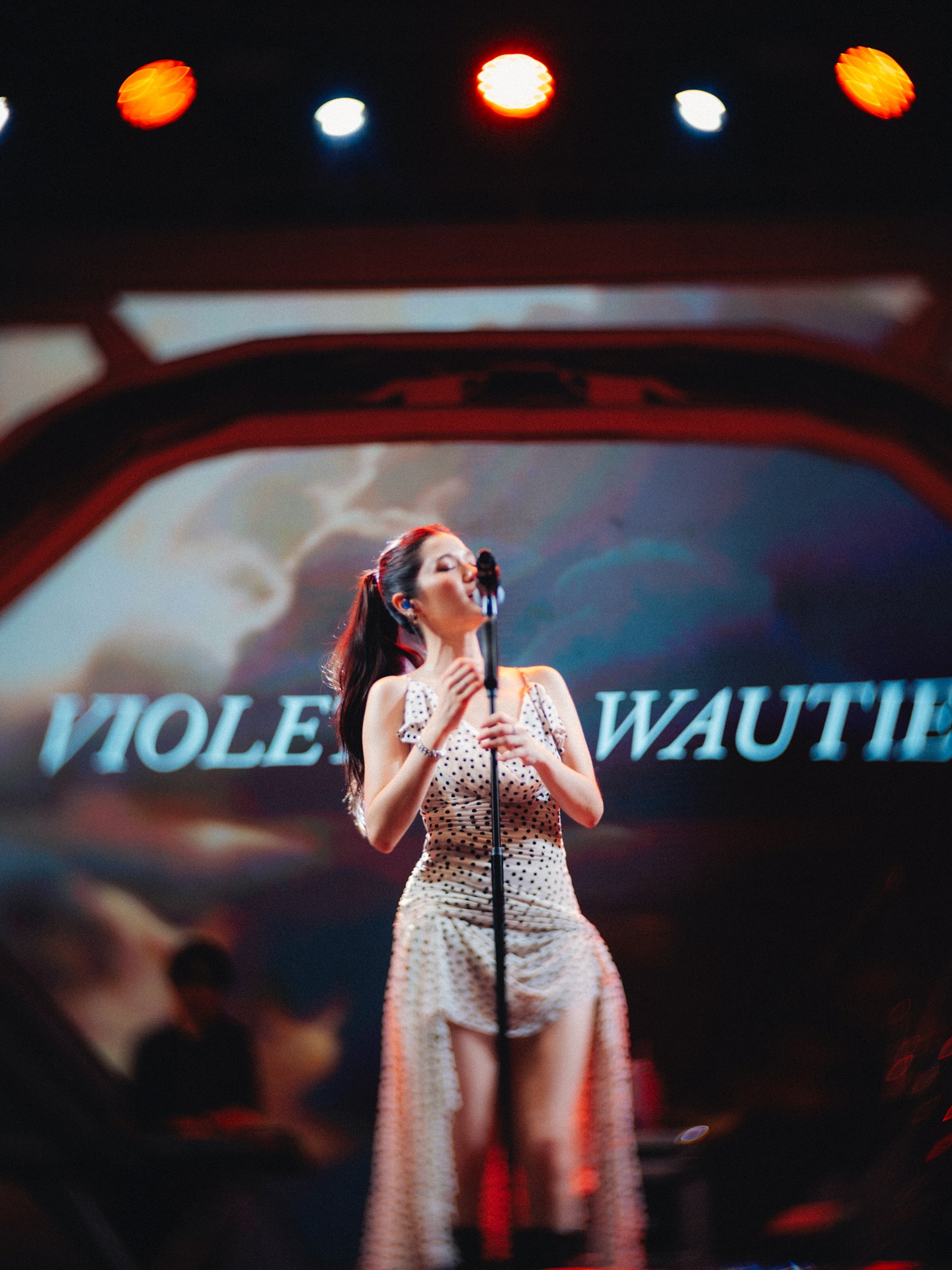 วี - วิโอเลต วอเทียร์