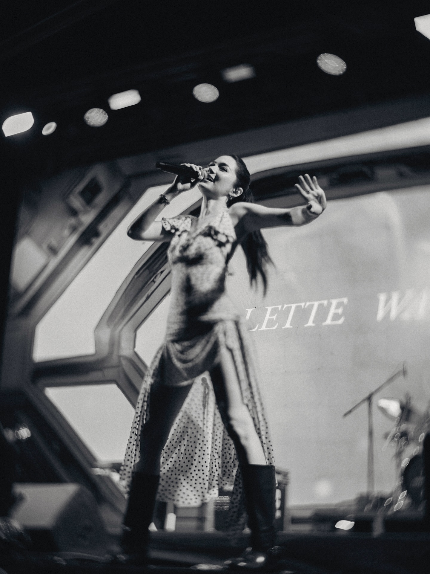 วี - วิโอเลต วอเทียร์