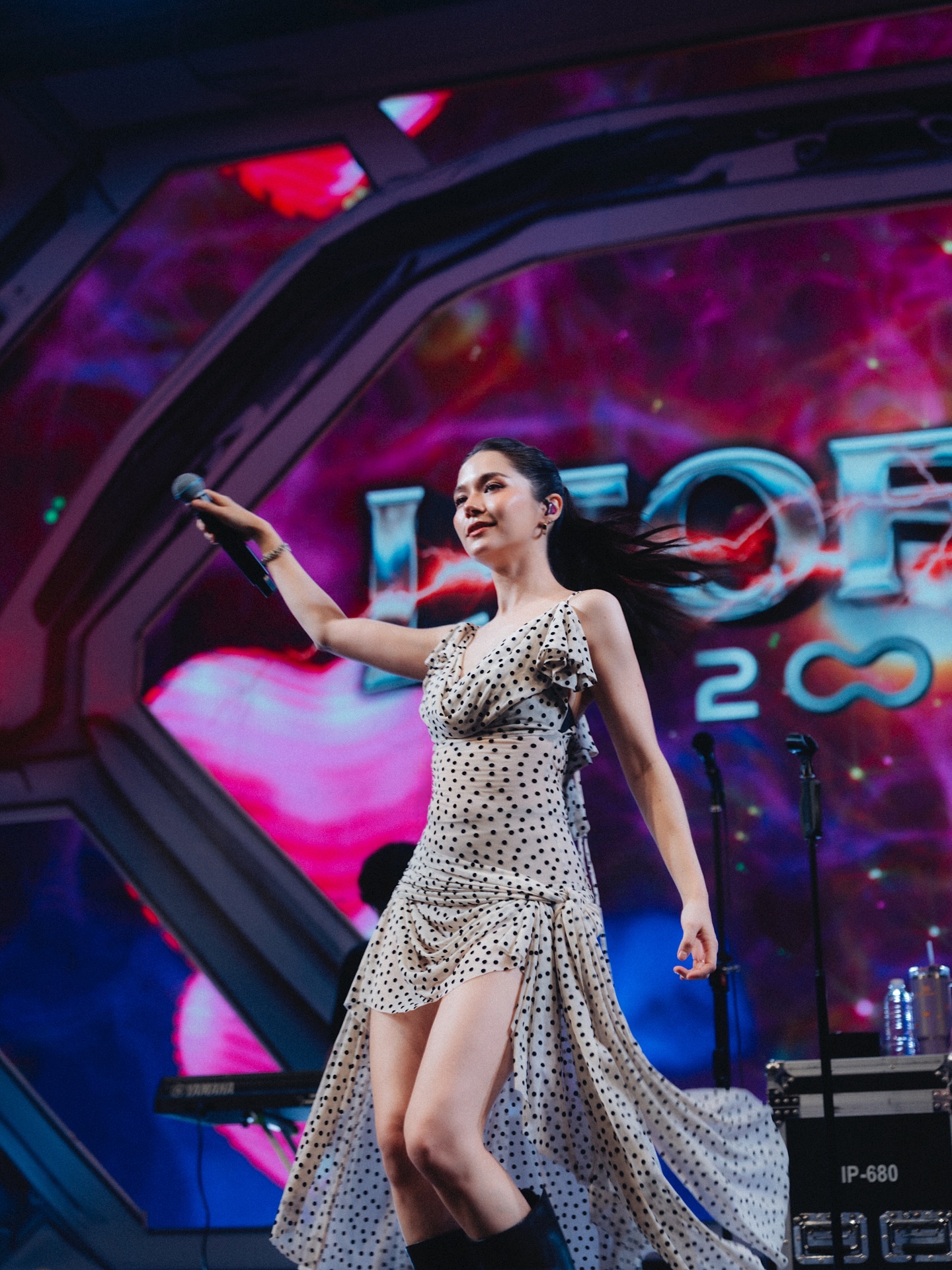 วี - วิโอเลต วอเทียร์