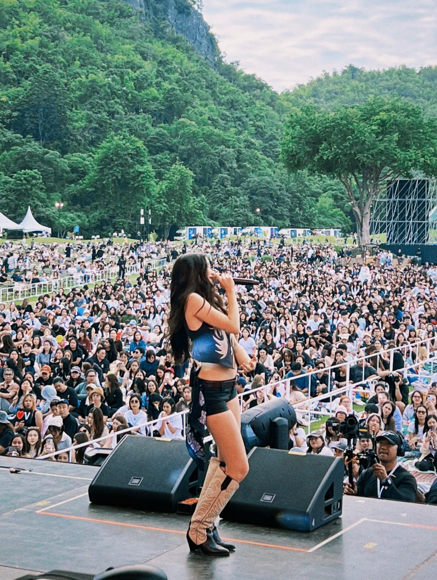 วี - วิโอเลต วอเทียร์