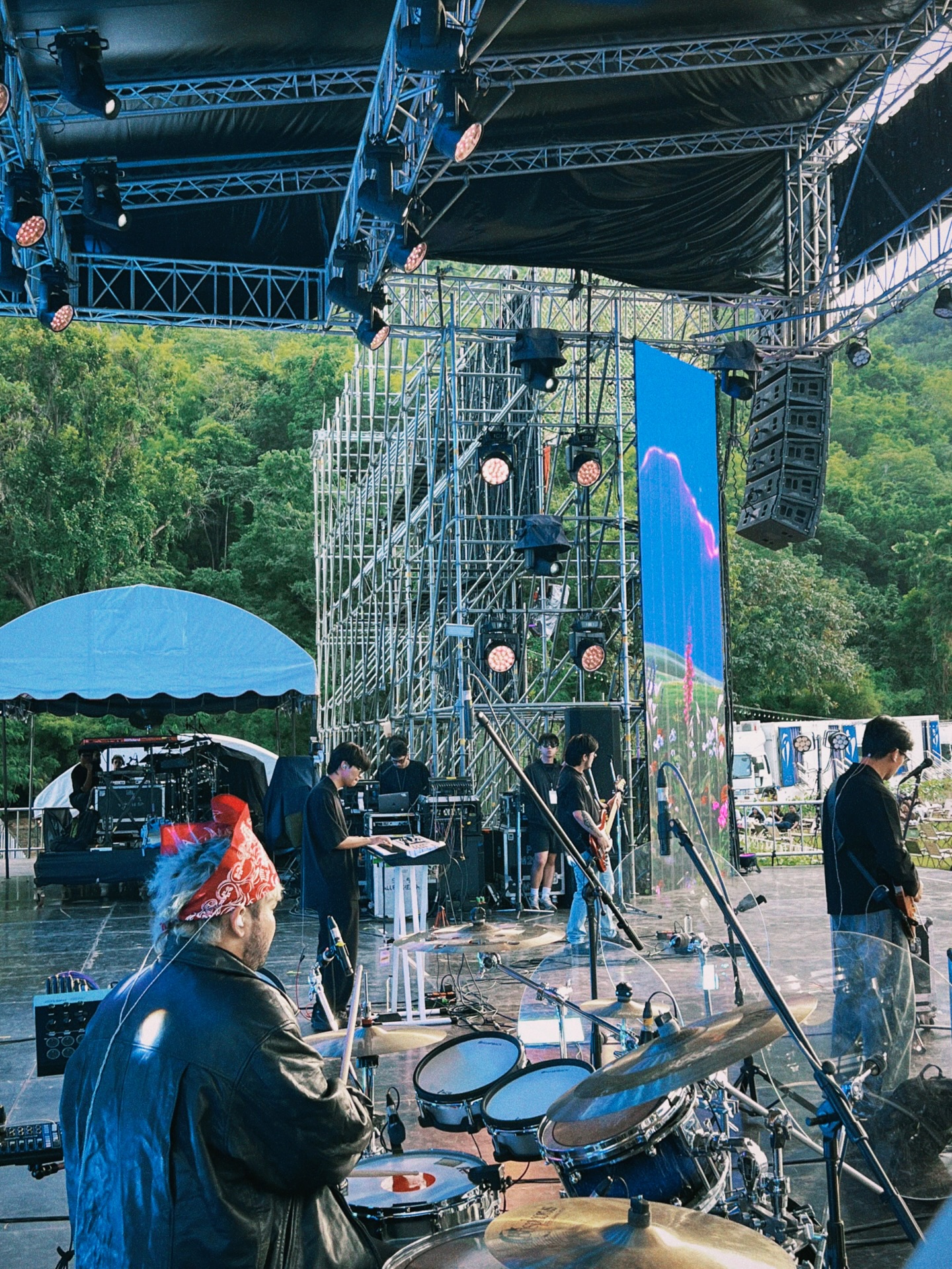 วี - วิโอเลต วอเทียร์