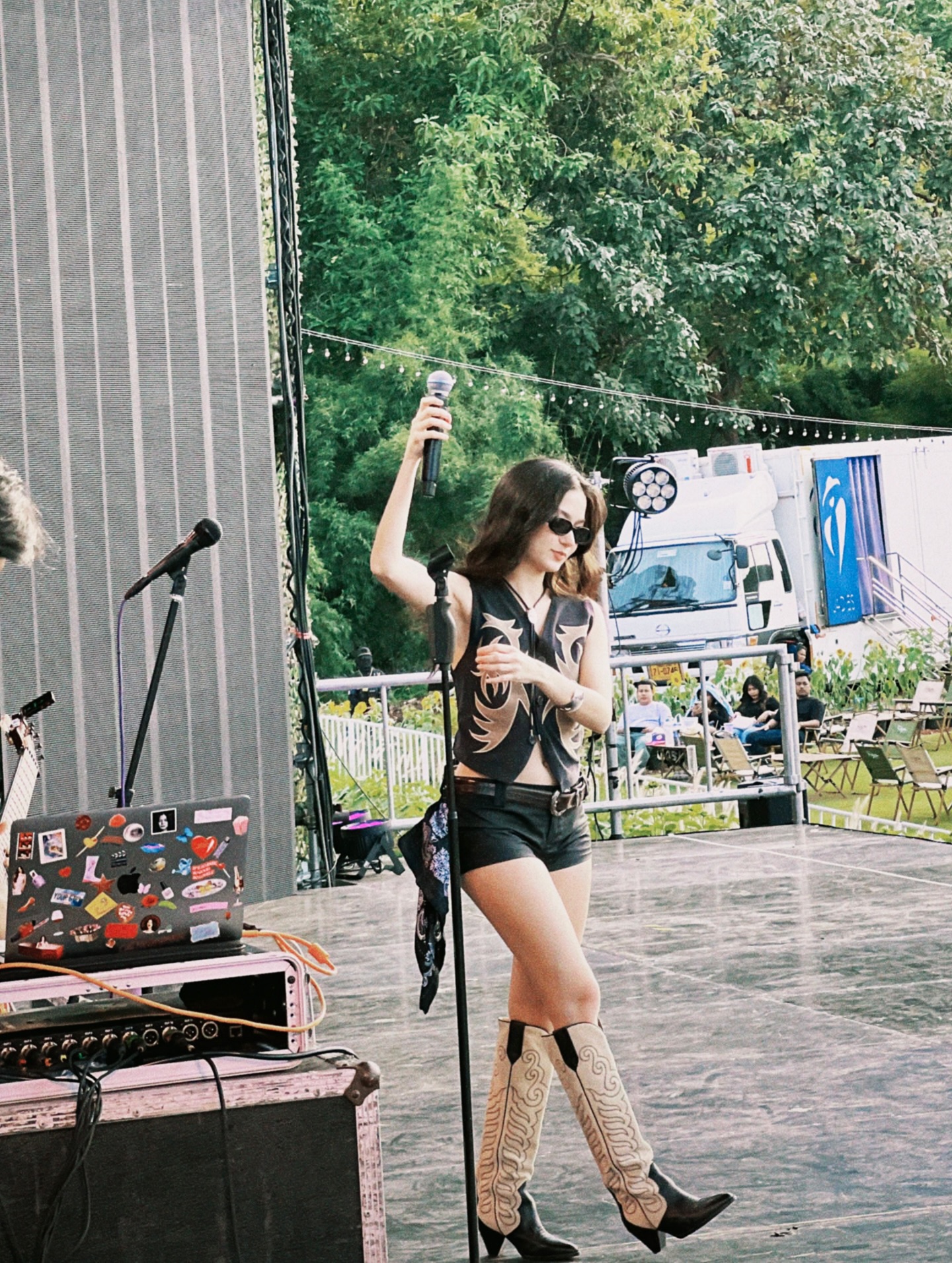 วี - วิโอเลต วอเทียร์