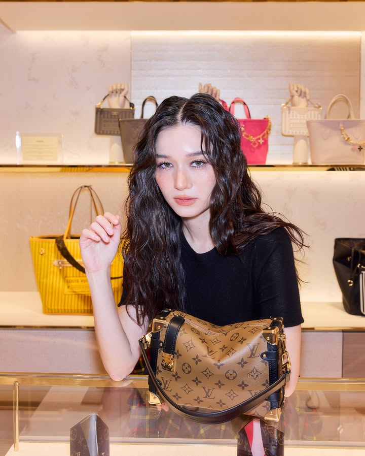 วี - วิโอเลต วอเทียร์