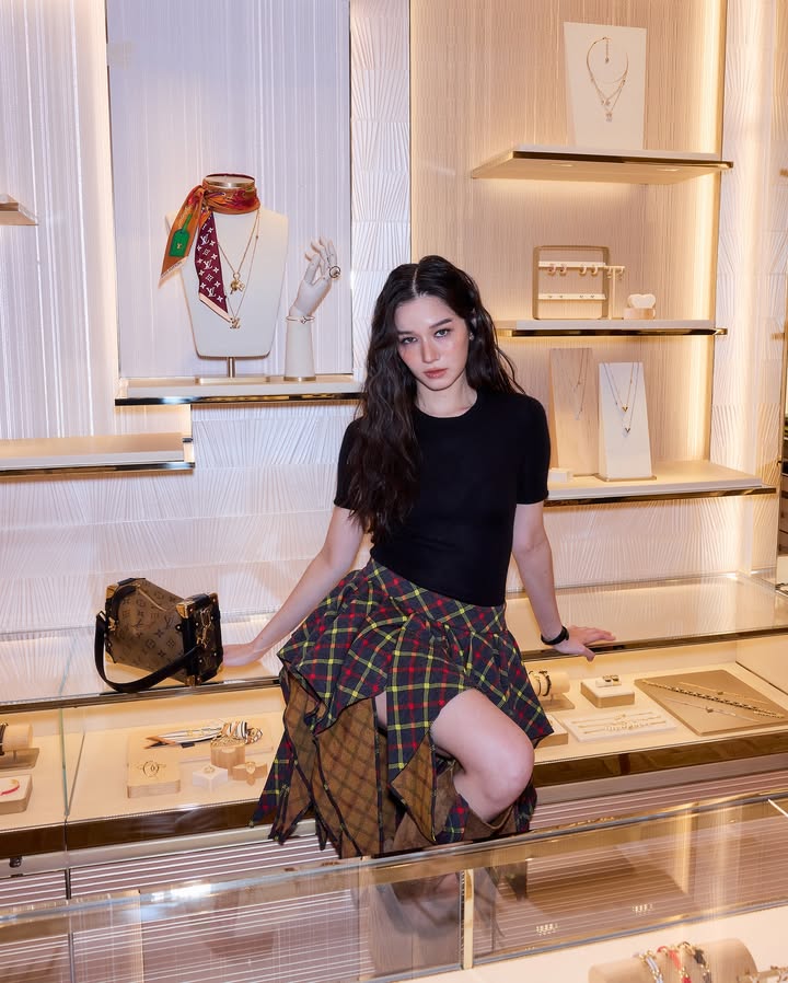 วี - วิโอเลต วอเทียร์