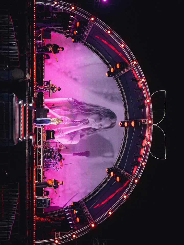 วี - วิโอเลต วอเทียร์