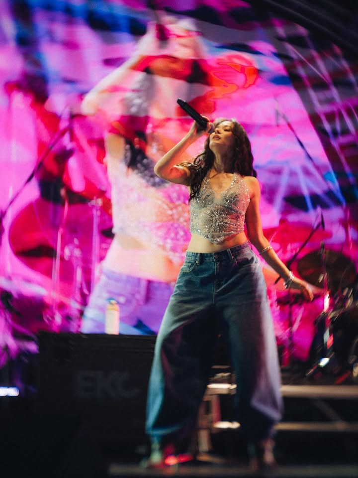 วี - วิโอเลต วอเทียร์