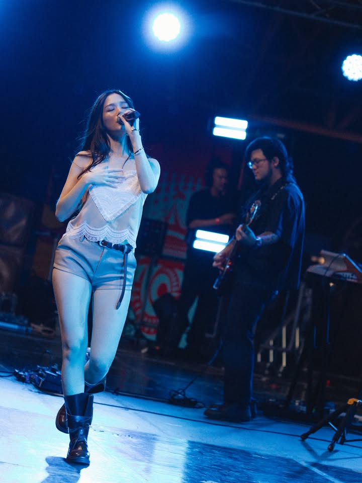 วี - วิโอเลต วอเทียร์