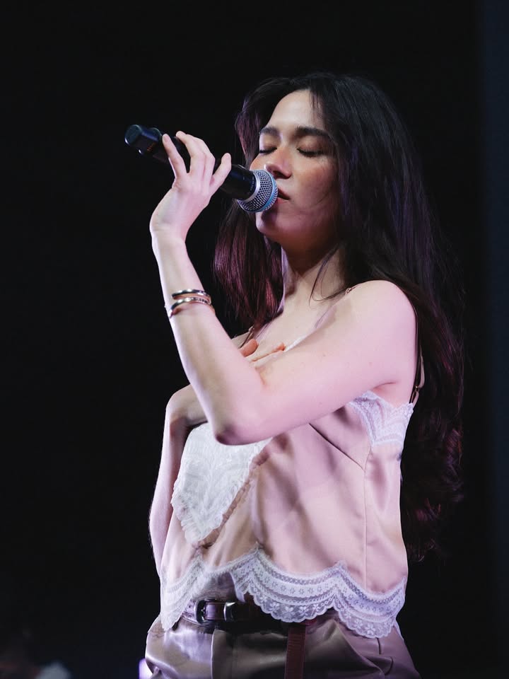 วี - วิโอเลต วอเทียร์