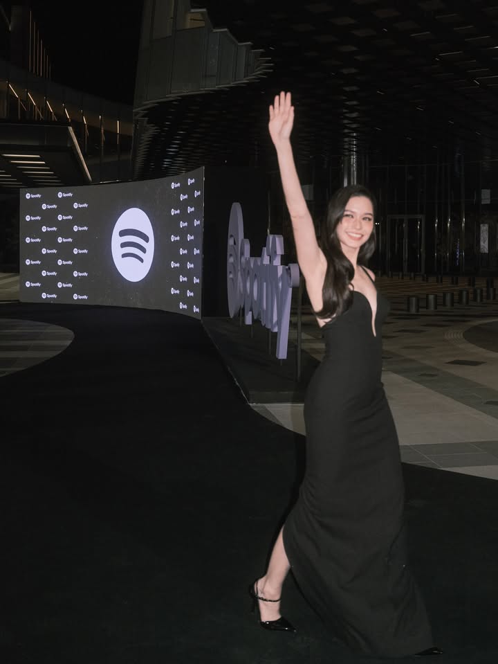 วี - วิโอเลต วอเทียร์