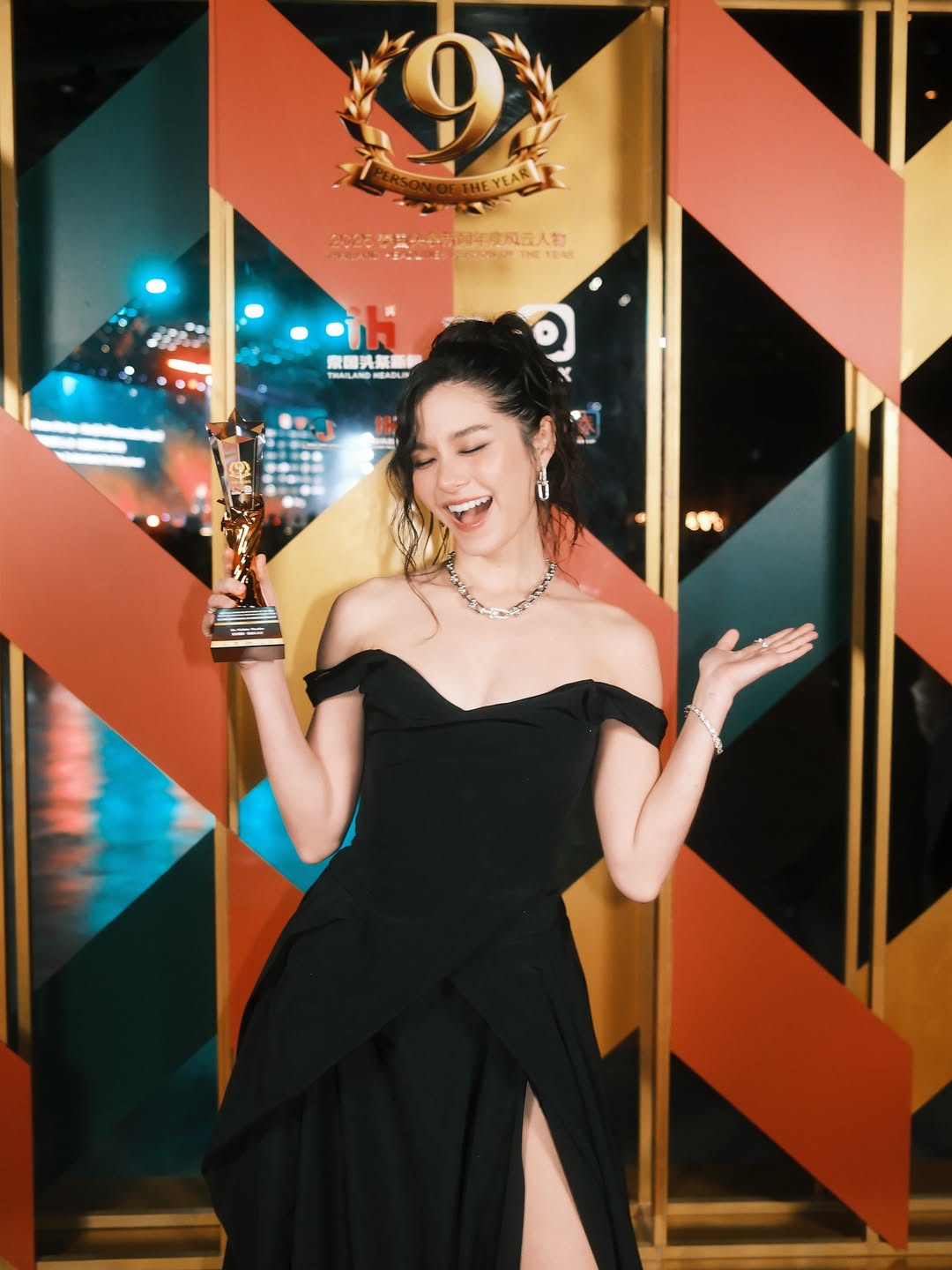 วี - วิโอเลต วอเทียร์