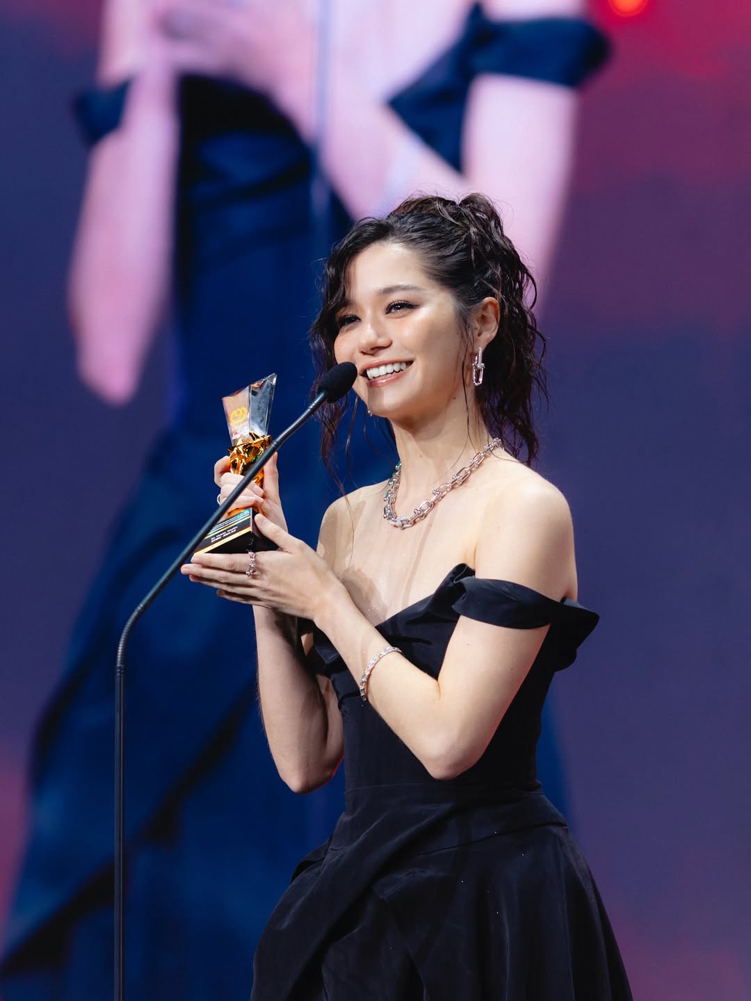 วี - วิโอเลต วอเทียร์