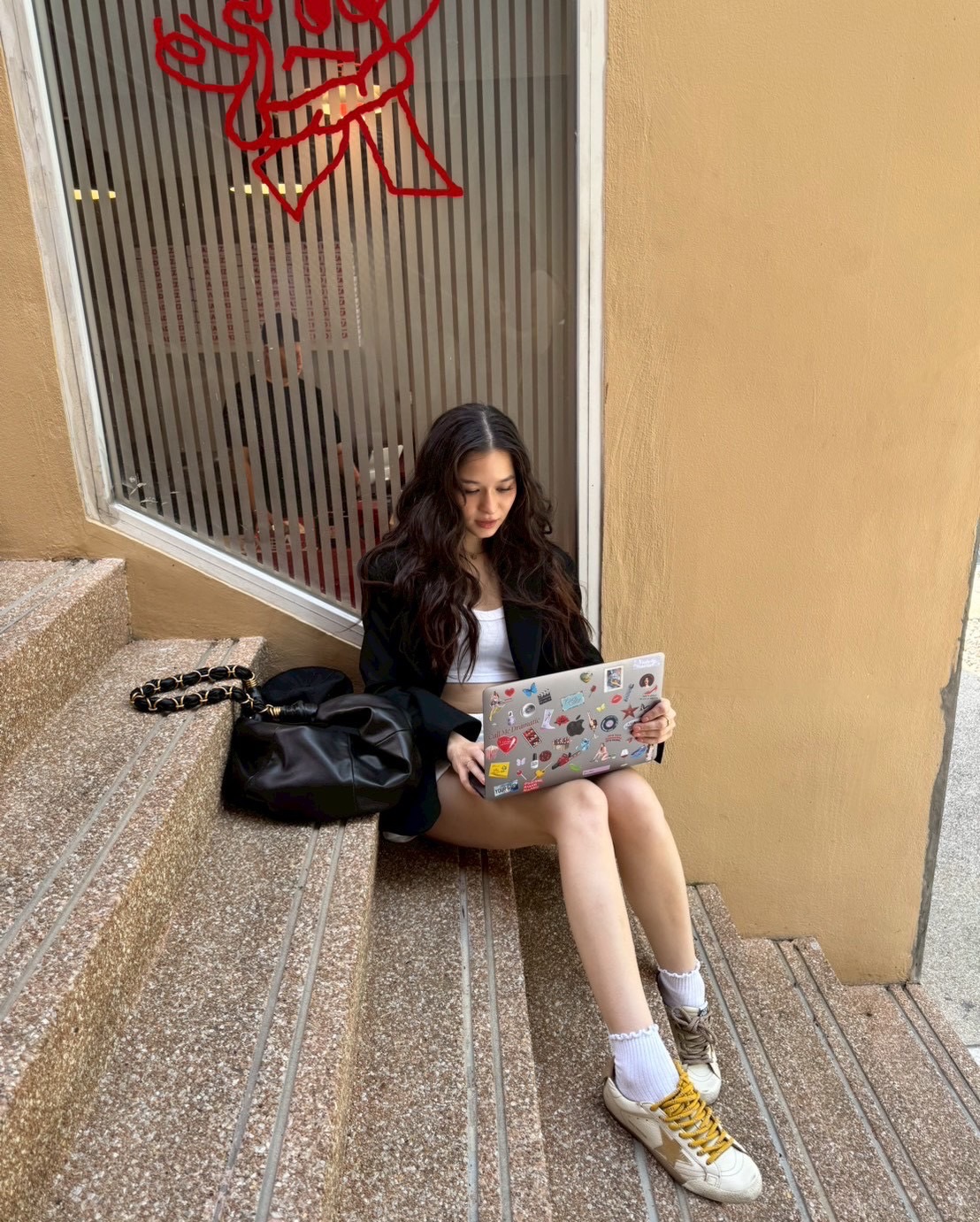 วี - วิโอเลต วอเทียร์