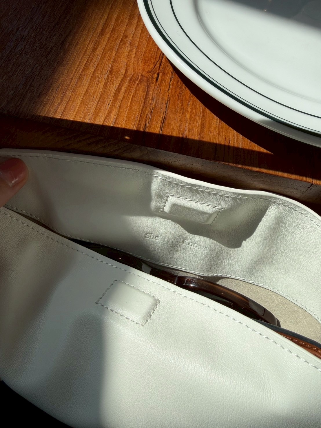 วี - วิโอเลต วอเทียร์