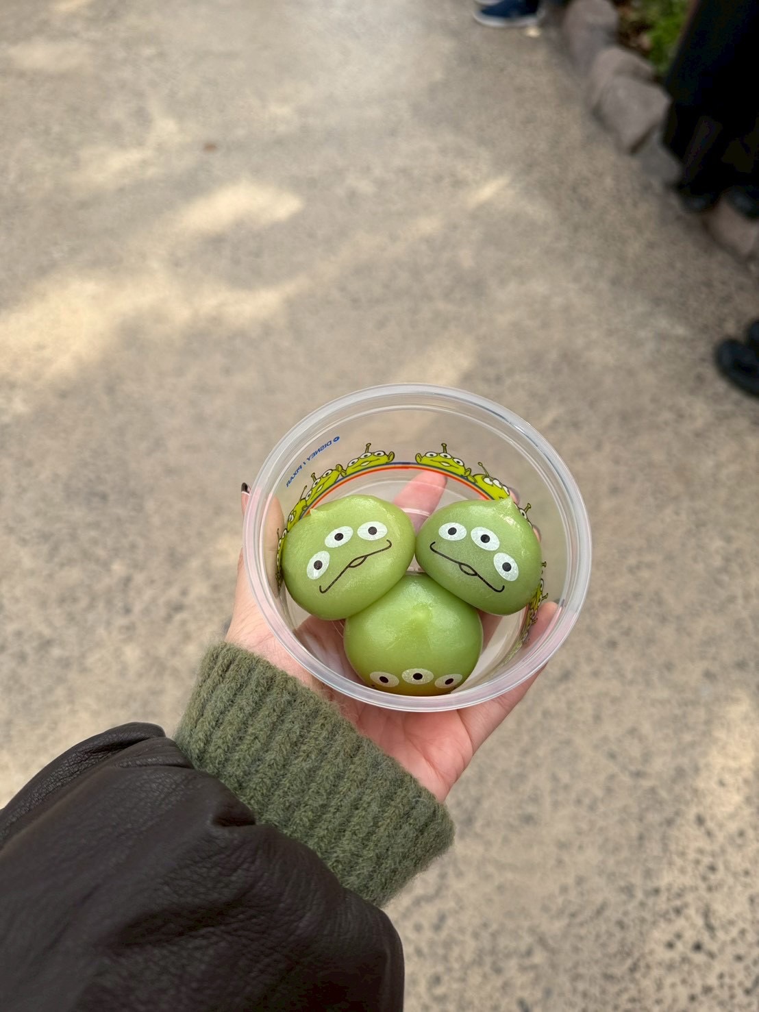 วี - วิโอเลต วอเทียร์