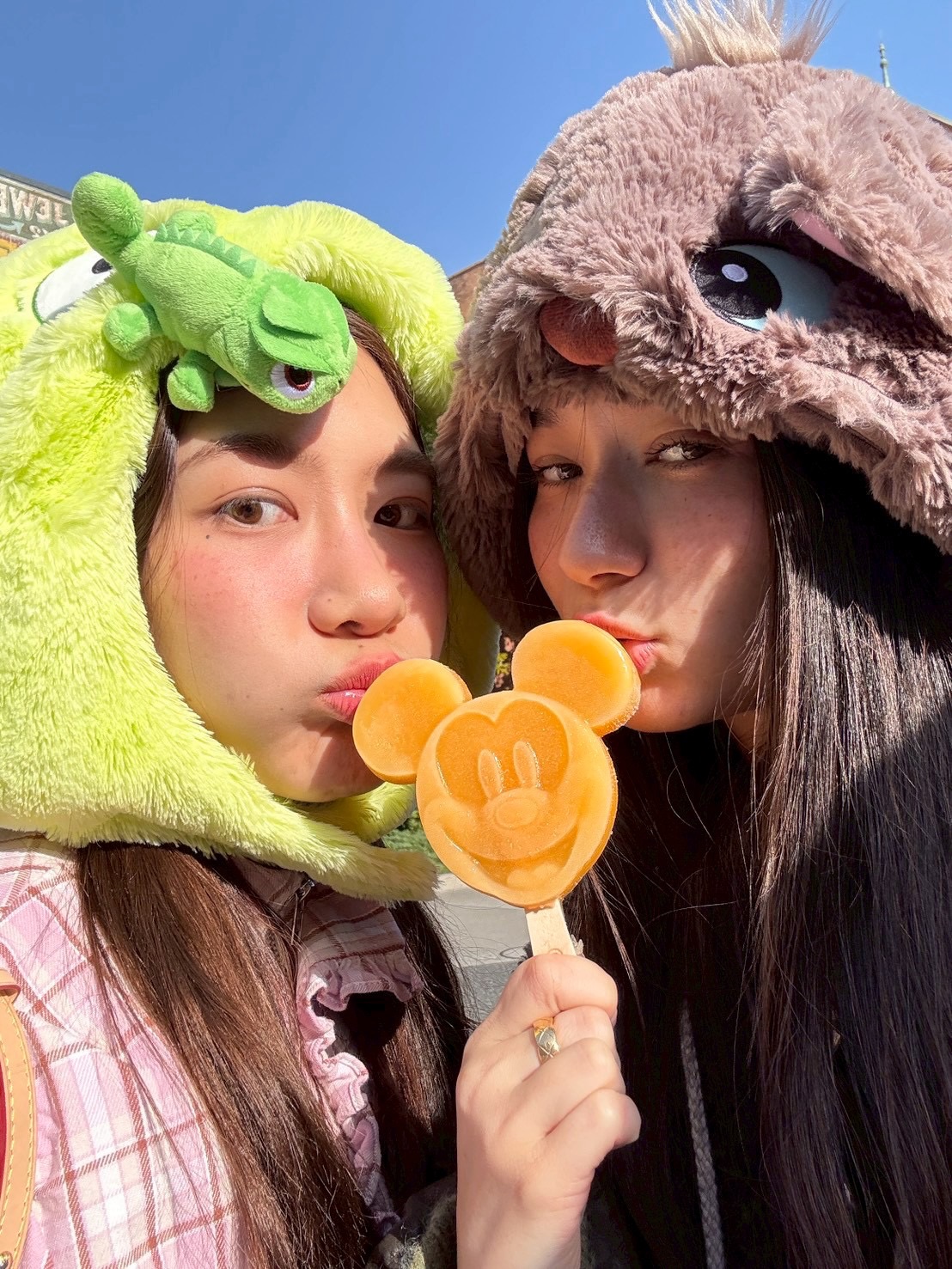 วี - วิโอเลต วอเทียร์