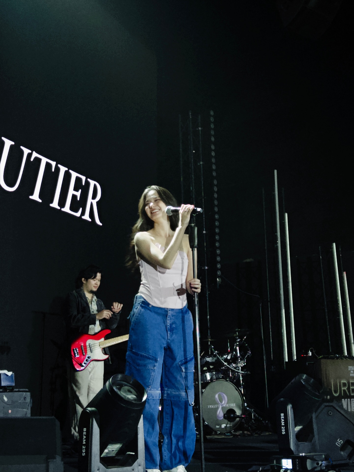 วี - วิโอเลต วอเทียร์