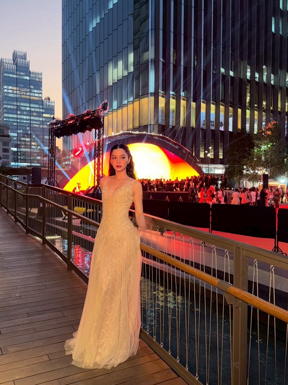 วี - วิโอเลต วอเทียร์