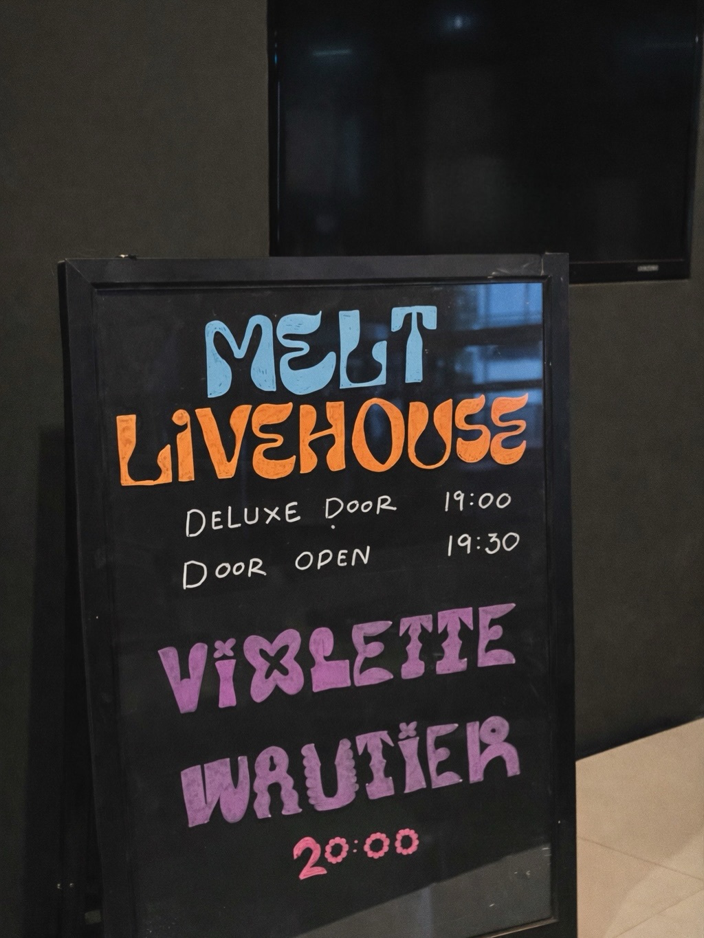 วี - วิโอเลต วอเทียร์