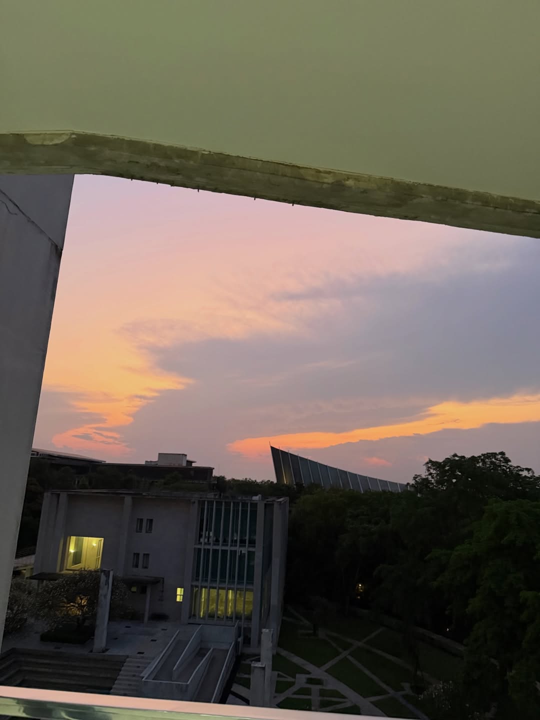 วี - วิโอเลต วอเทียร์