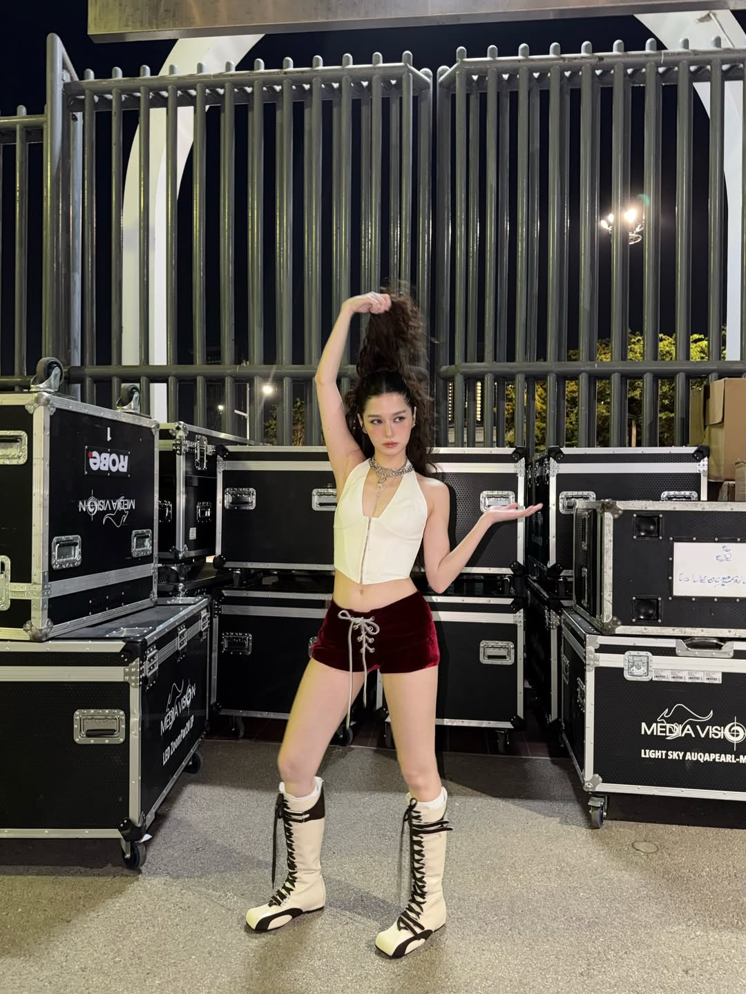 วี - วิโอเลต วอเทียร์