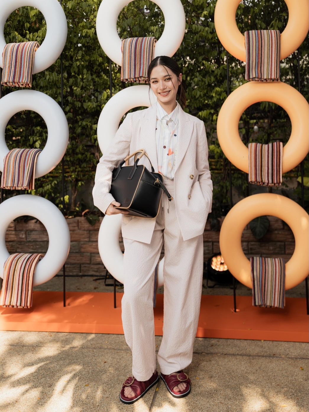 วี - วิโอเลต วอเทียร์