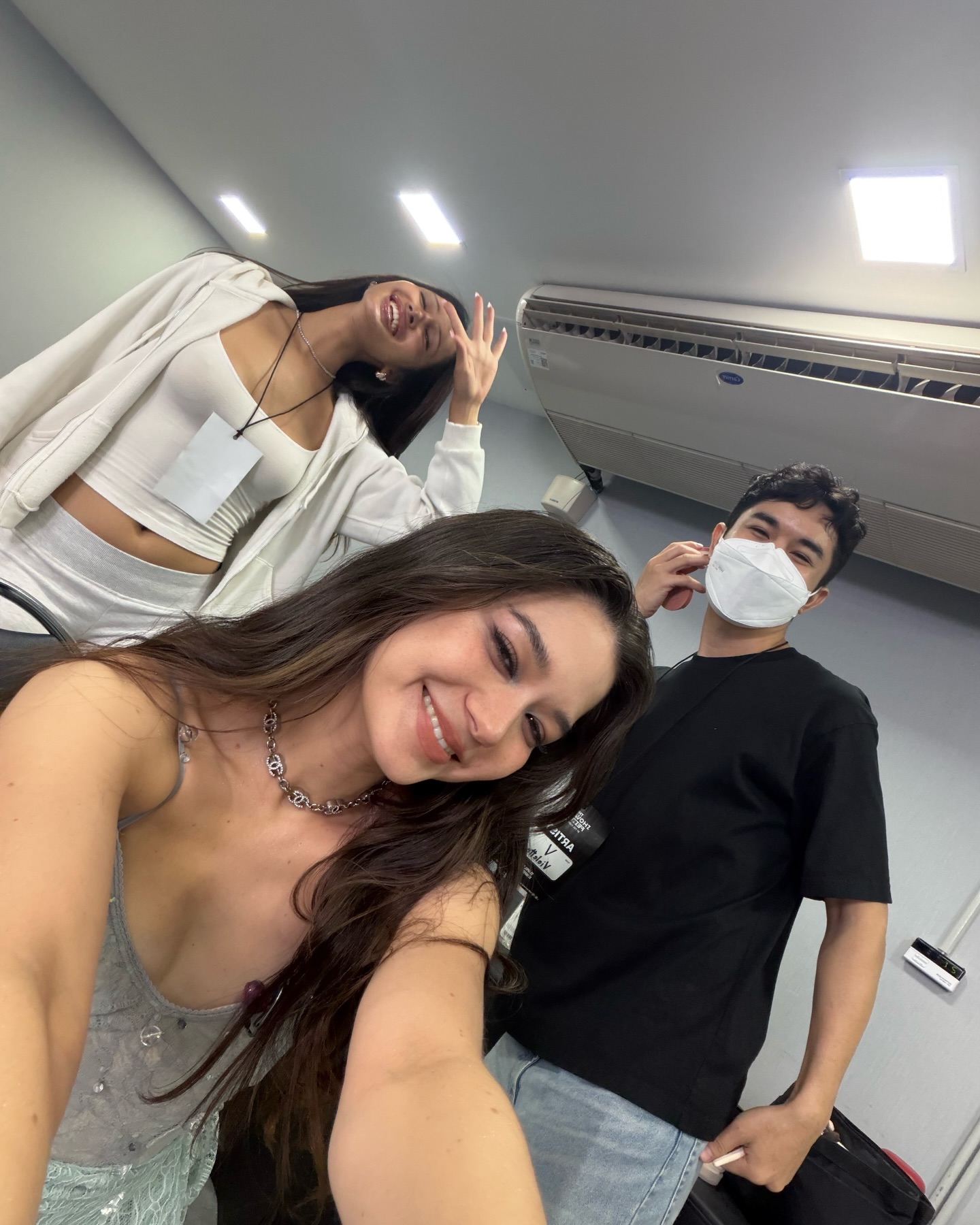 วี - วิโอเลต วอเทียร์