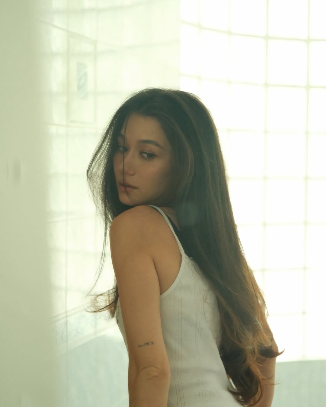 วี - วิโอเลต วอเทียร์