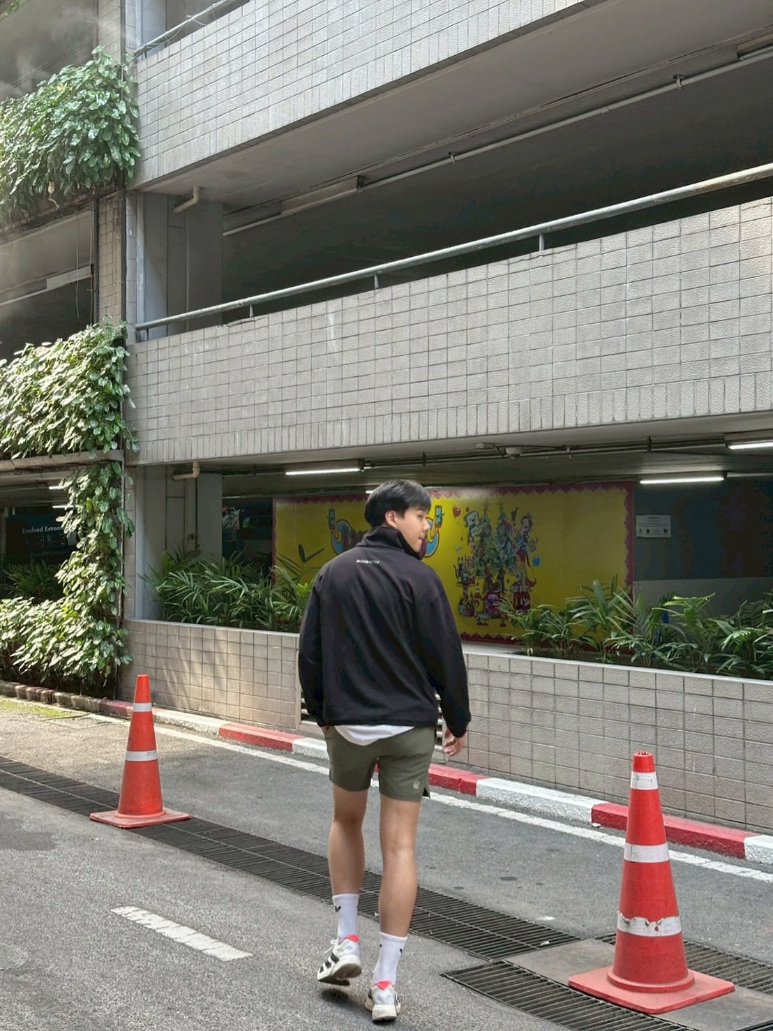 ต้น - อาชว์ ไหลสกุล