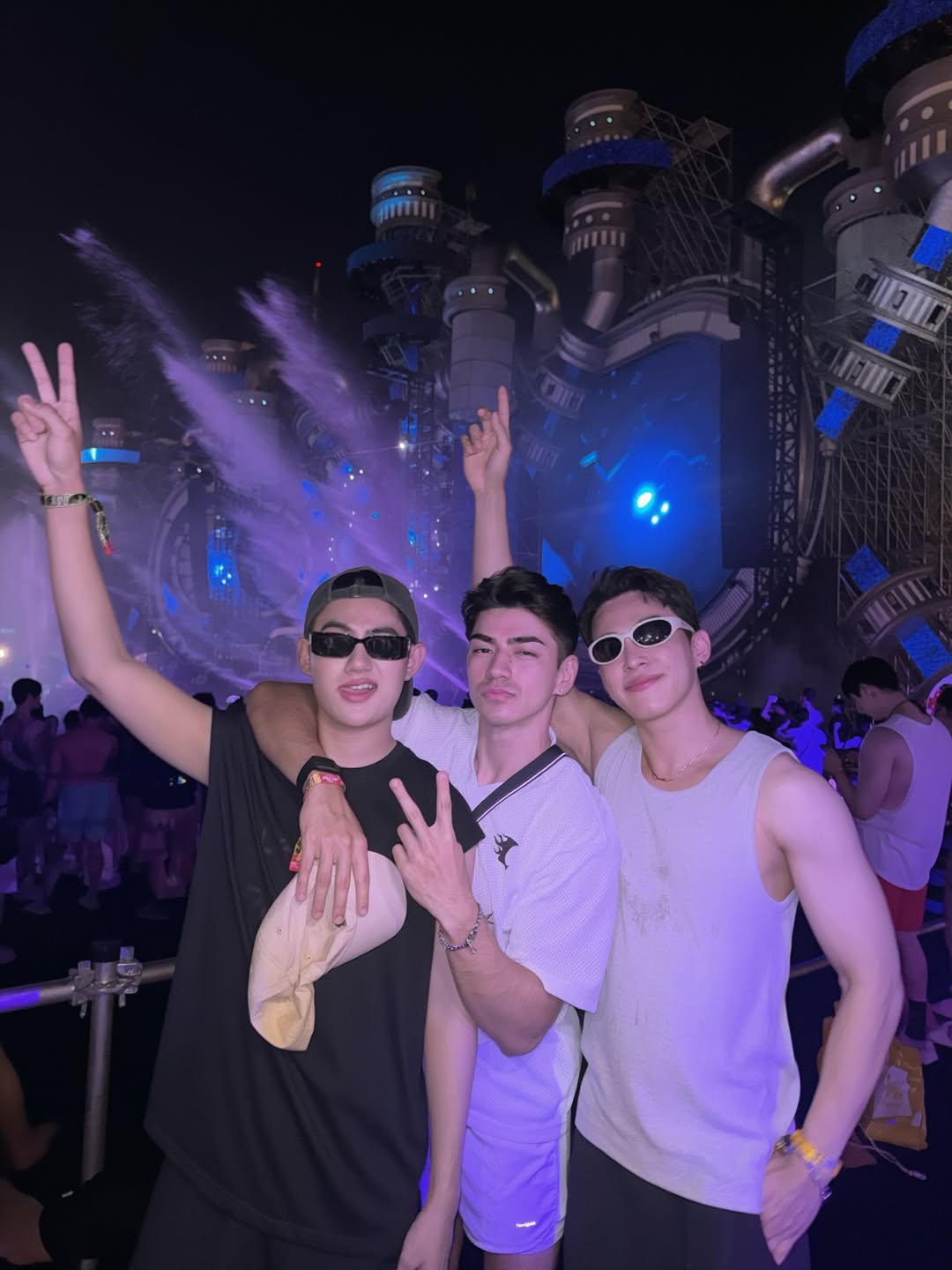 ต๊อด - ปนพงษ์ ไขแสง