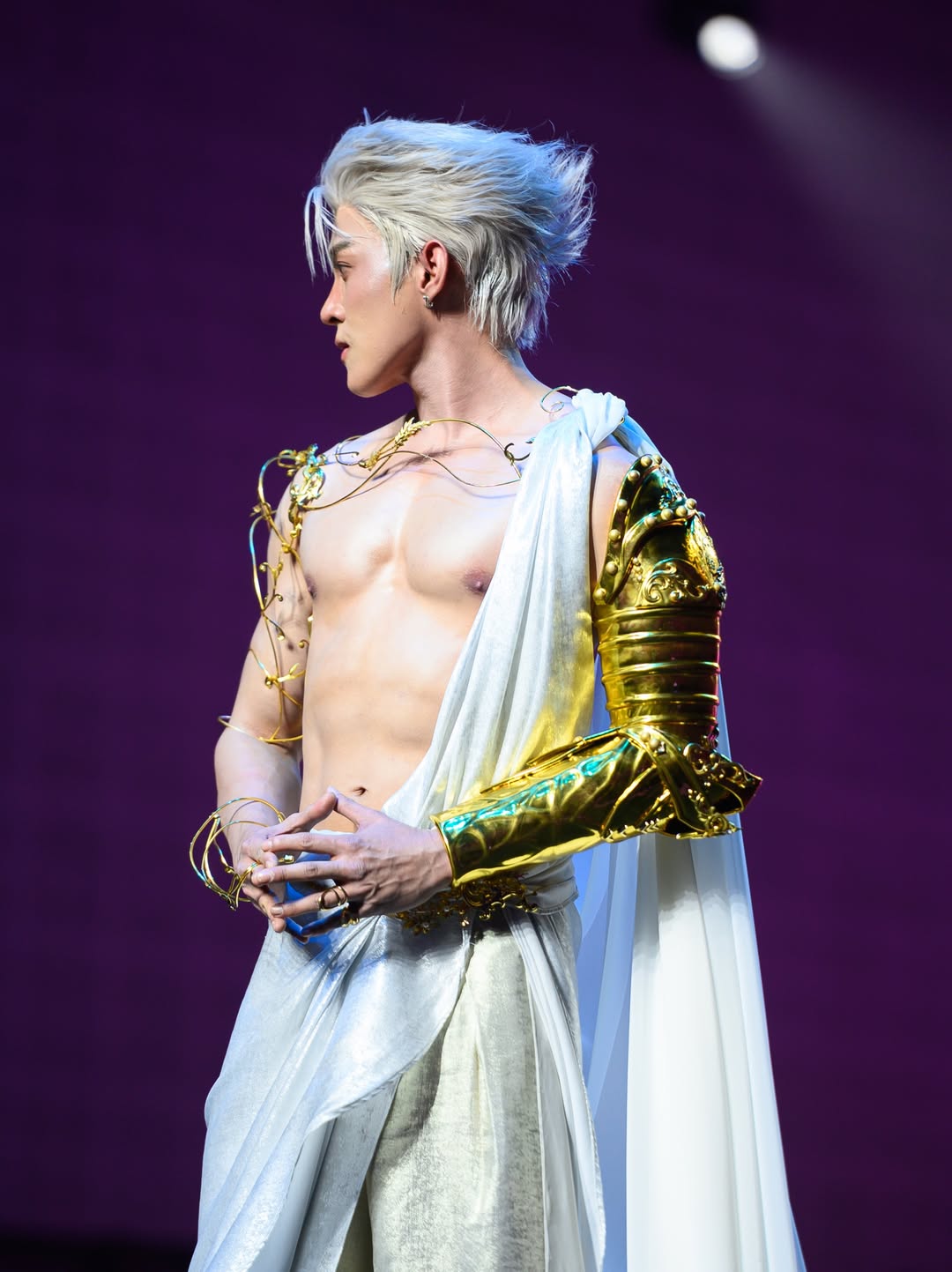 ต๊อด - ปนพงษ์ ไขแสง