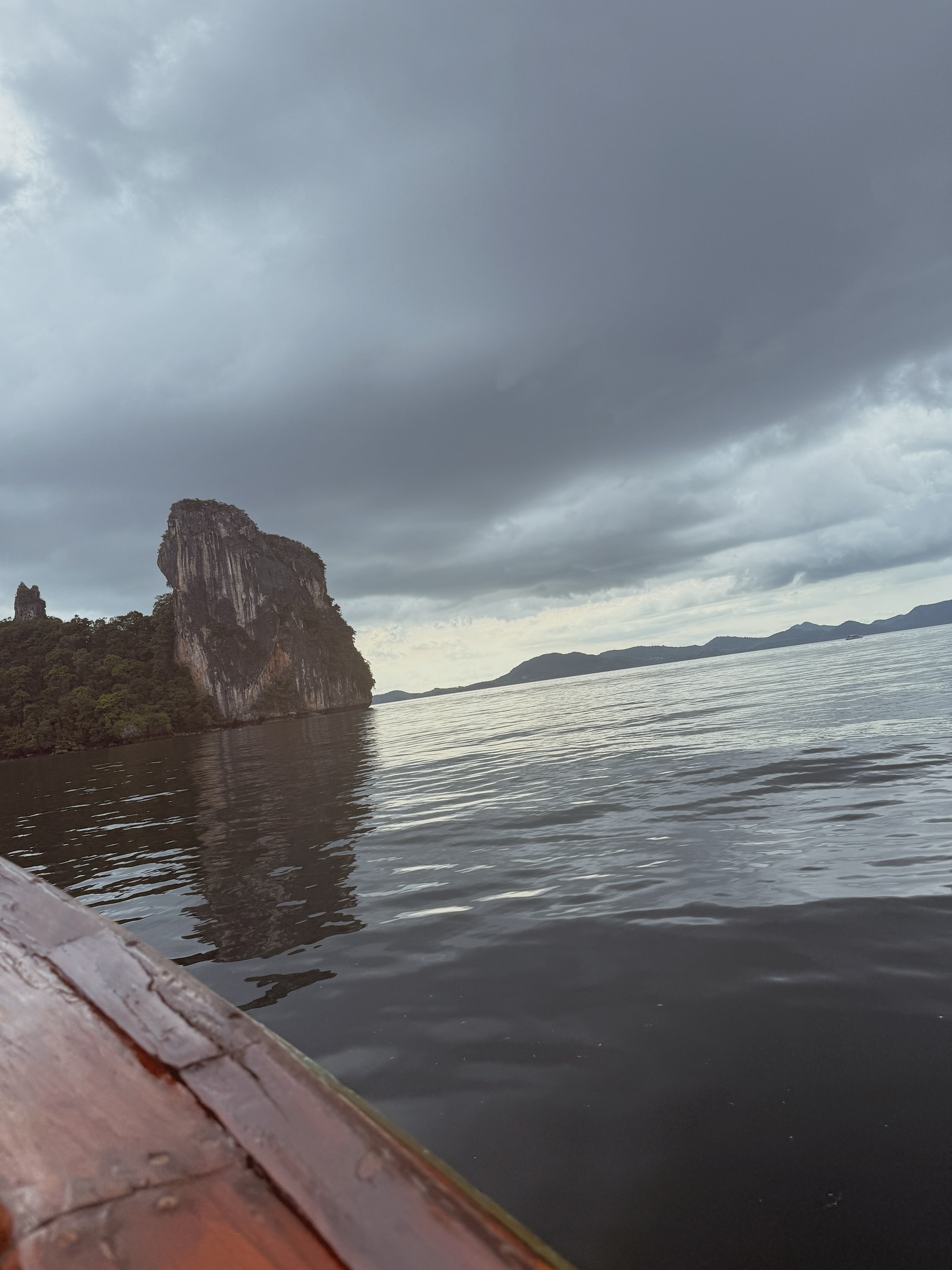 วอร์ - วนรัตน์ รัศมีรัตน์