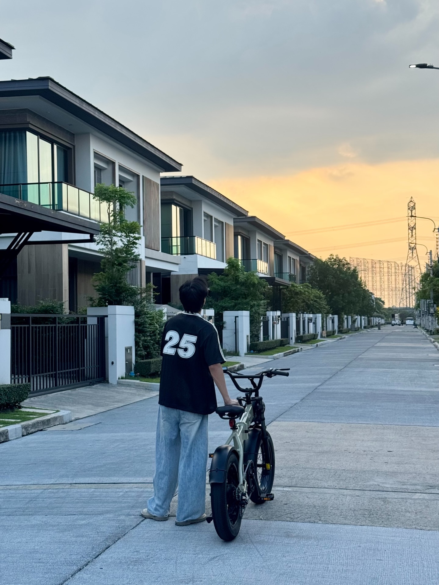 จ๊อบ - ธัชพล กู้วงศ์บัณฑิต