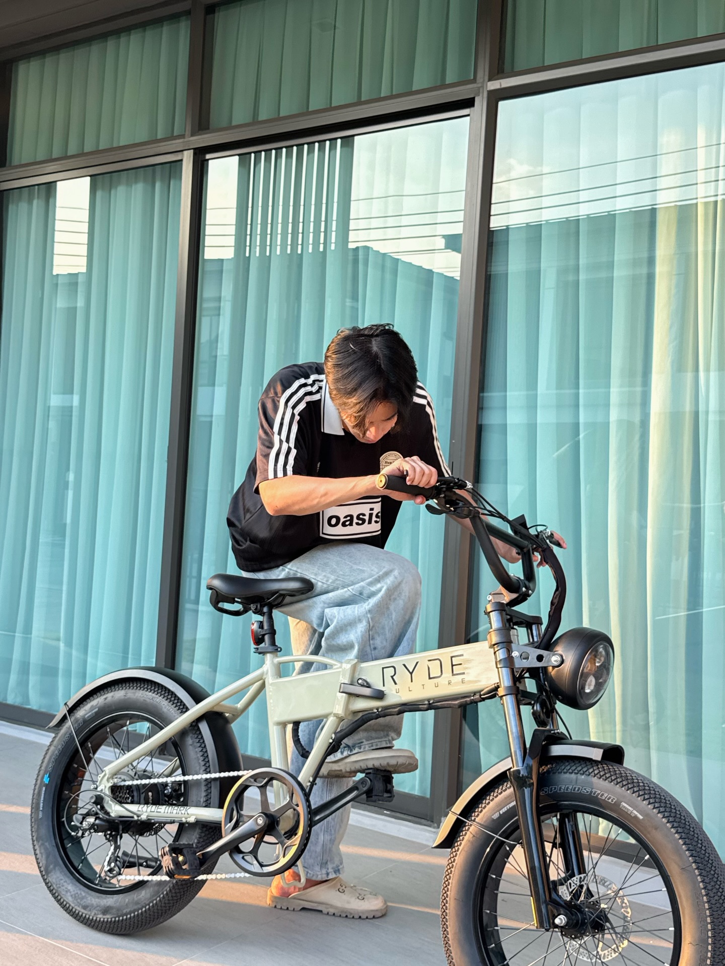 จ๊อบ - ธัชพล กู้วงศ์บัณฑิต