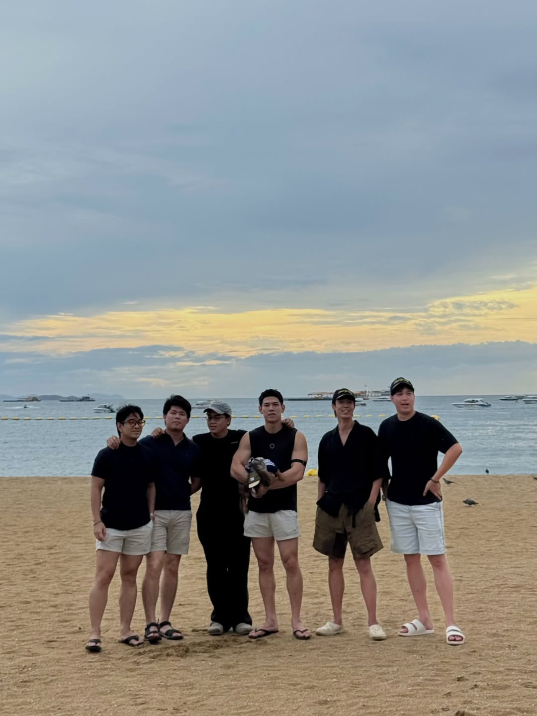 จ๊อบ - ธัชพล กู้วงศ์บัณฑิต