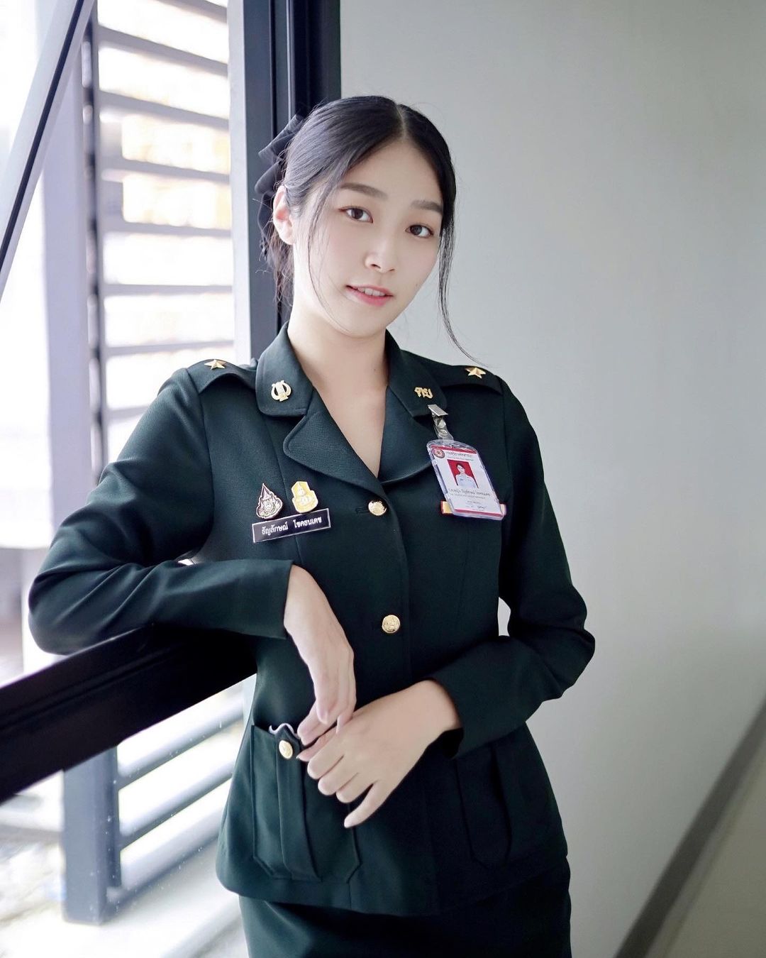 พลอยใส - ธัญลักษณ์ โชคธนเดช