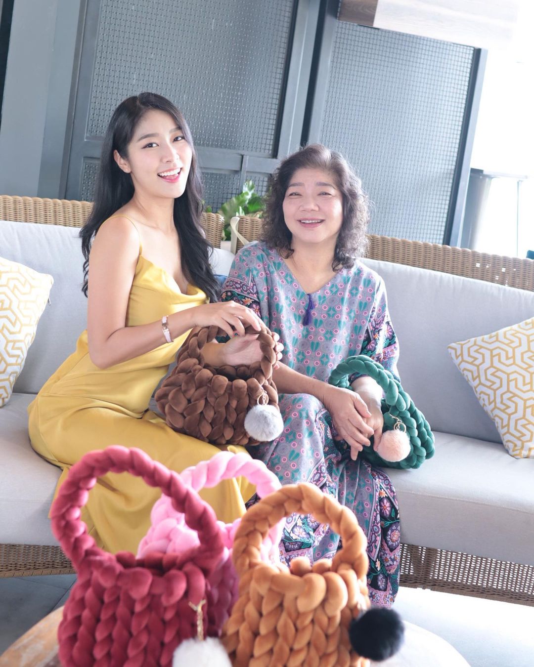 พลอยใส - ธัญลักษณ์ โชคธนเดช