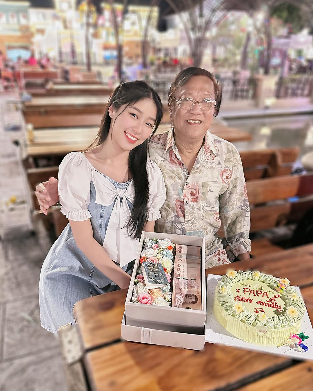 พลอยใส - ธัญลักษณ์ โชคธนเดช
