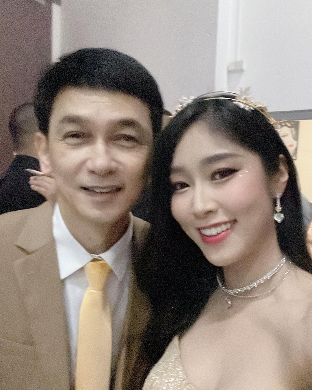 พลอยใส - ธัญลักษณ์ โชคธนเดช