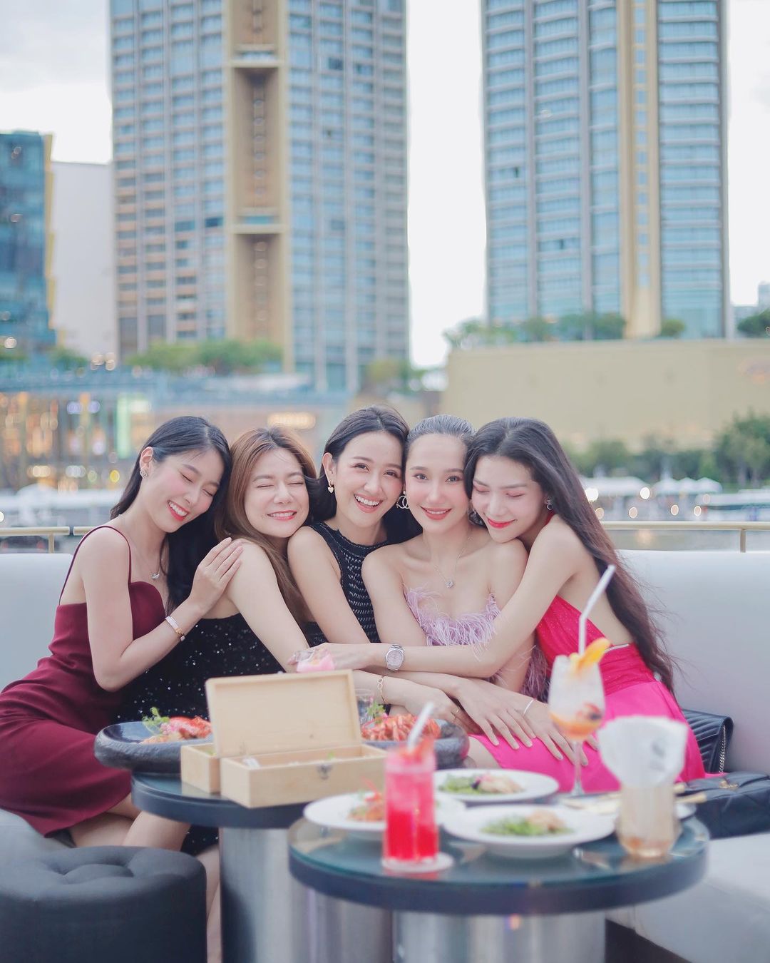 พลอยใส - ธัญลักษณ์ โชคธนเดช
