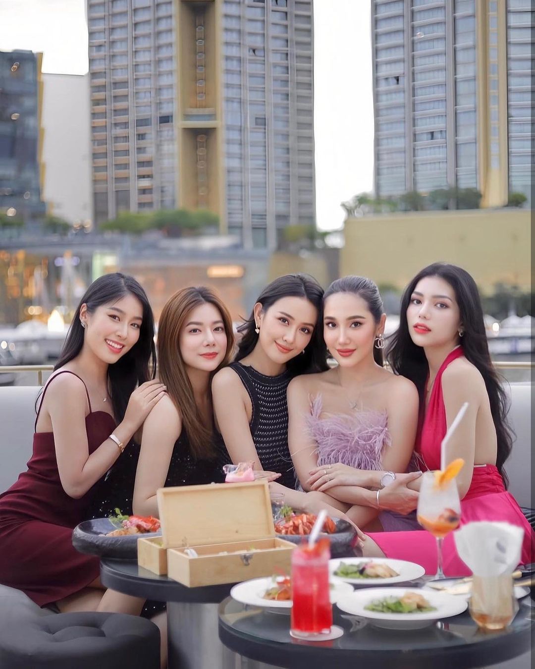 พลอยใส - ธัญลักษณ์ โชคธนเดช