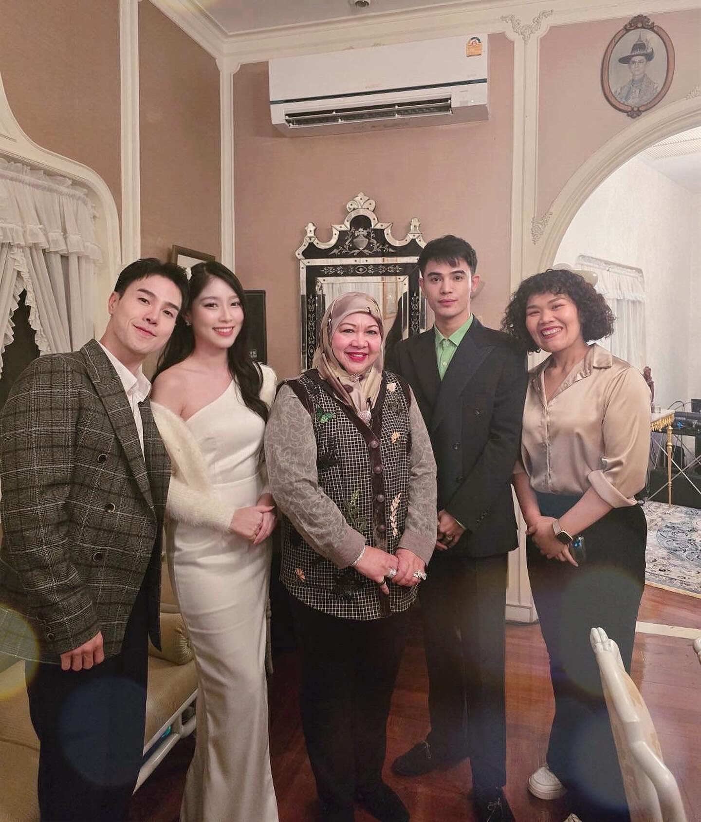พลอยใส - ธัญลักษณ์ โชคธนเดช
