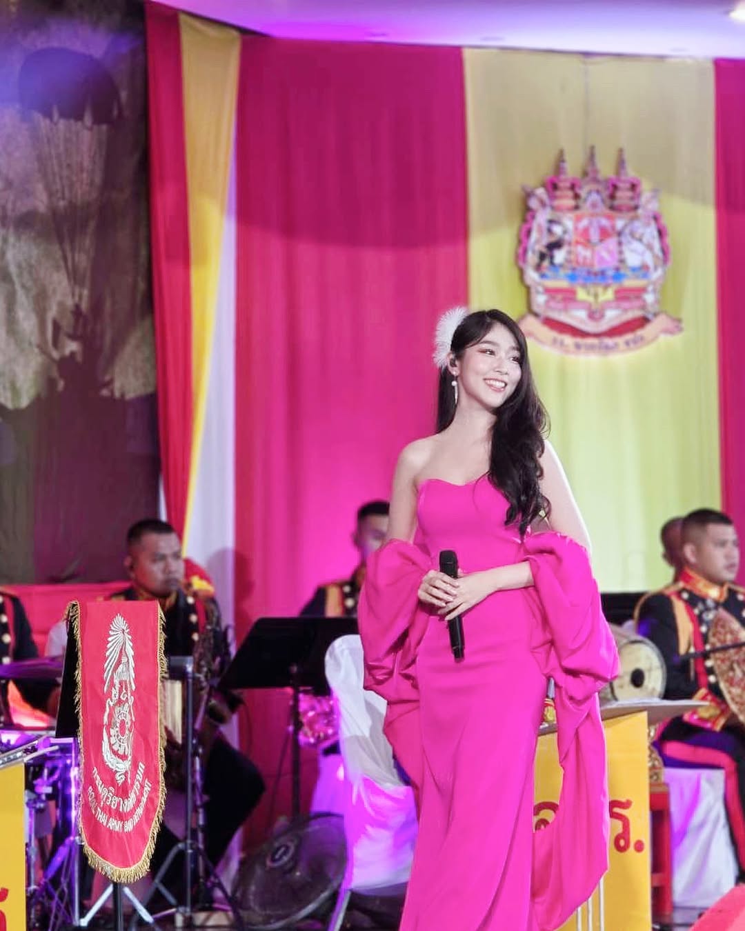 พลอยใส - ธัญลักษณ์ โชคธนเดช