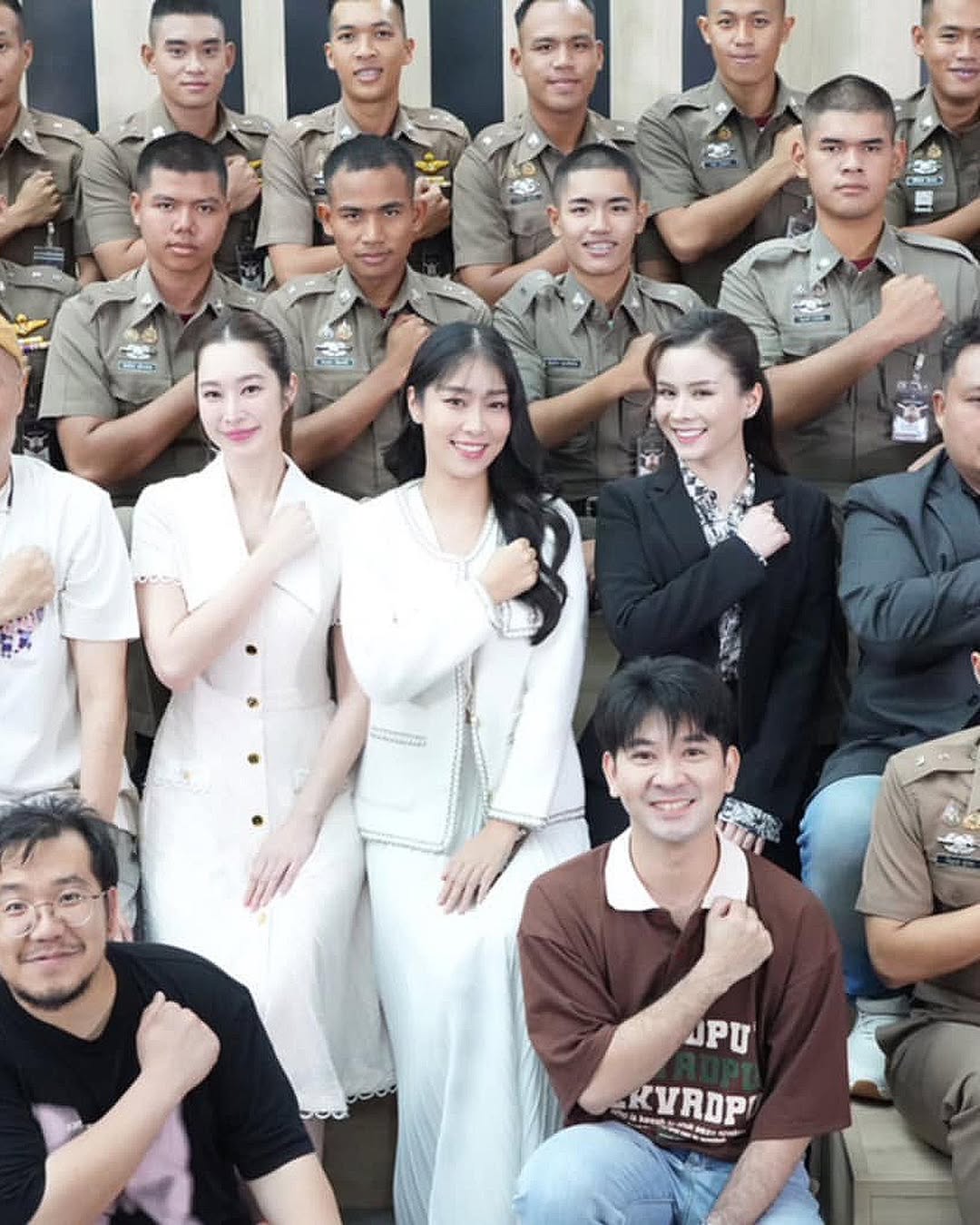 พลอยใส - ธัญลักษณ์ โชคธนเดช