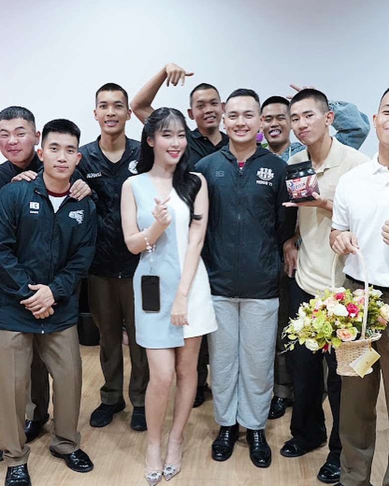 พลอยใส - ธัญลักษณ์ โชคธนเดช