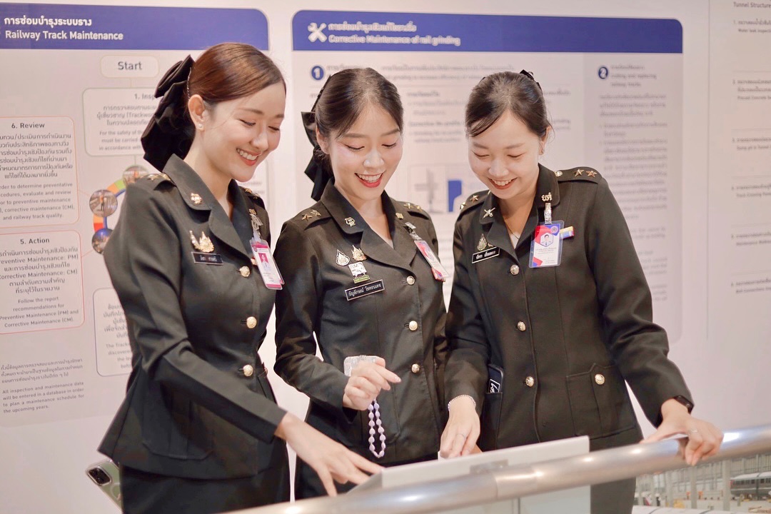 พลอยใส - ธัญลักษณ์ โชคธนเดช