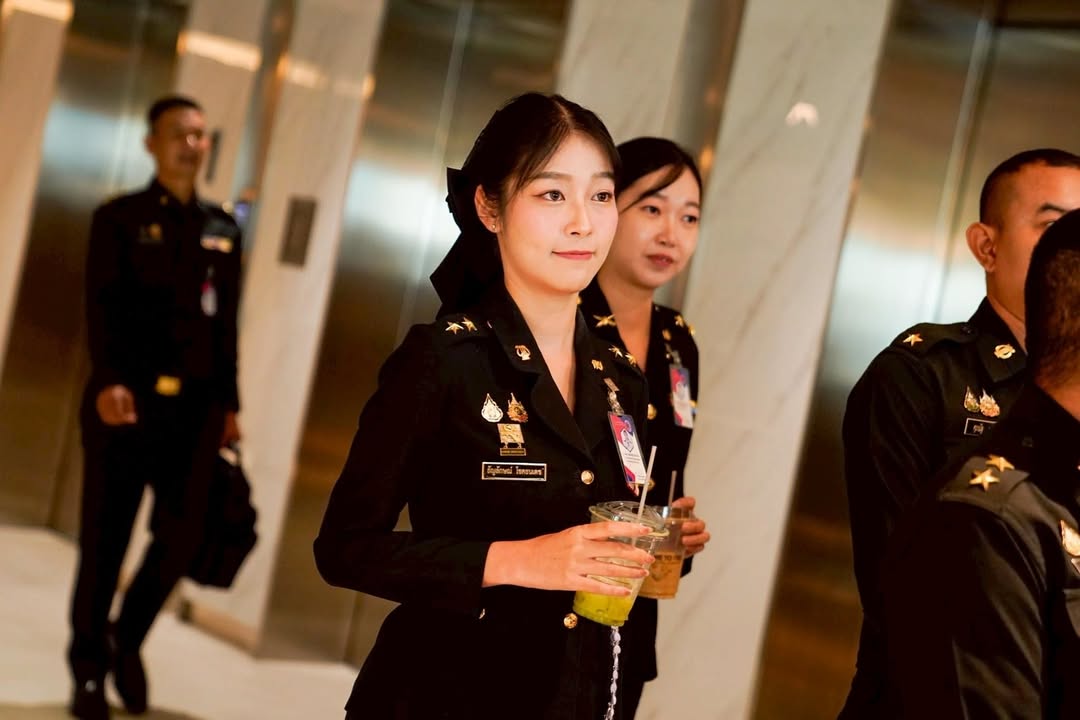 พลอยใส - ธัญลักษณ์ โชคธนเดช